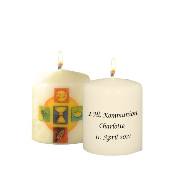 Gastgeschenk Kommunionkerze 6 x Ø 5 cm in Elfenbein "Sonne mit 5 Symbolen" und Namensverzierung. Die Verpackungseinheit beträgt 12 Stück.
